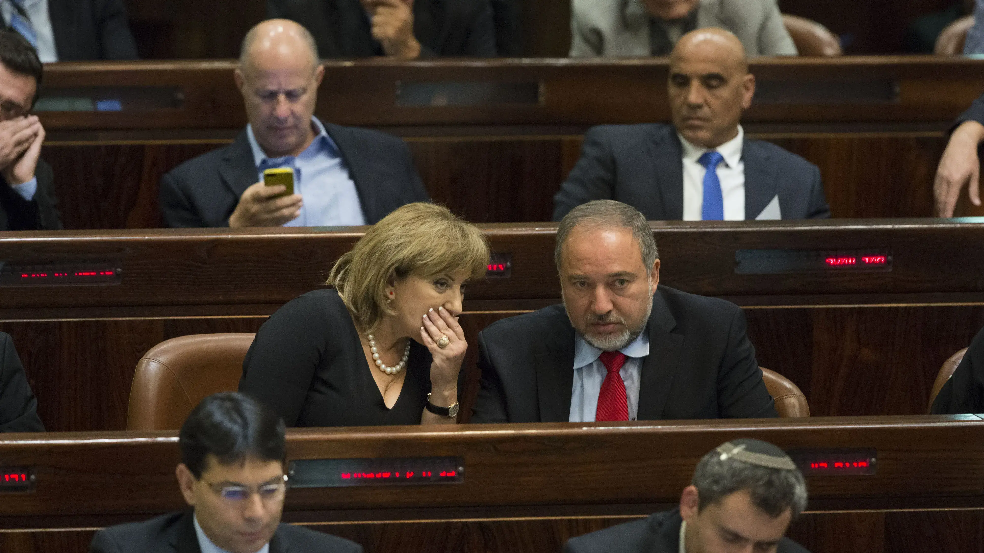 אביגדור ליברמן ופאינה קירשנבאום בכנסת, 27 באוקטובר 2014 אביגדור ליברמן ופאינה קירשנבאום בכנסת, 27 באוקטובר 2014