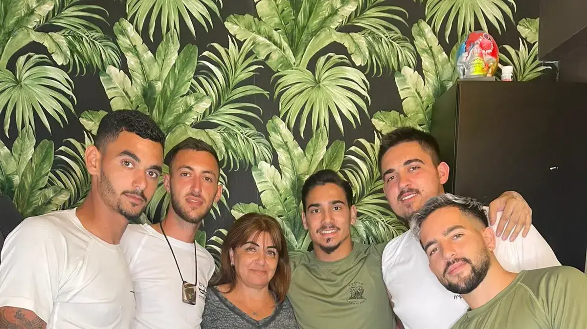 חבריו לפלוגה של עומר בעת חשיפת הקעקוע למען חברם חבריו לפלוגה של עומר בעת חשיפת הקעקוע למען חברם