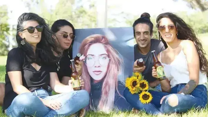 קארין אוחיון עודדה אנשים לתרום איברים כדי להציל חיים. לאחר שנהרגה בתאונת דרכים בגיל 23 החליטה משפחתה להנציחה בצורה מקורית: הוצאת מהדורה מיוחדת של בירה בירבזאר קארין אוחיון עודדה אנשים לתרום איברים כדי להציל חיים. לאחר שנהרגה בתאונת דרכים בגיל 23 החליטה משפחתה להנציחה בצורה מקורית: הוצאת מהדורה מיוחדת של בירה בירבזאר