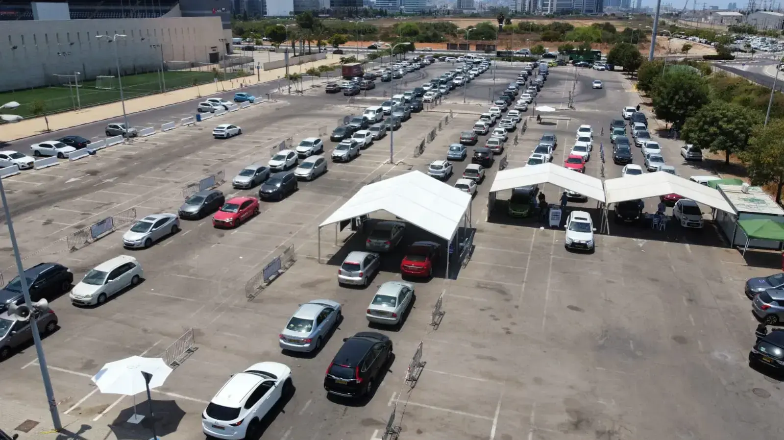 עומסים במתחם בדיקות קורונה בפתח תקווה 19 ביולי 2021