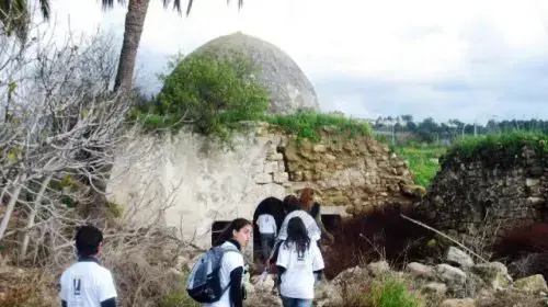 ילדים ערבים ישראלים יוצאים לטיול בכפרים פלסטינים נטושים ילדים ערבים ישראלים יוצאים לטיול בכפרים פלסטינים נטושים