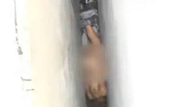 אישה נתקעה ערומה בין שני בניינים אישה נתקעה ערומה בין שני בניינים