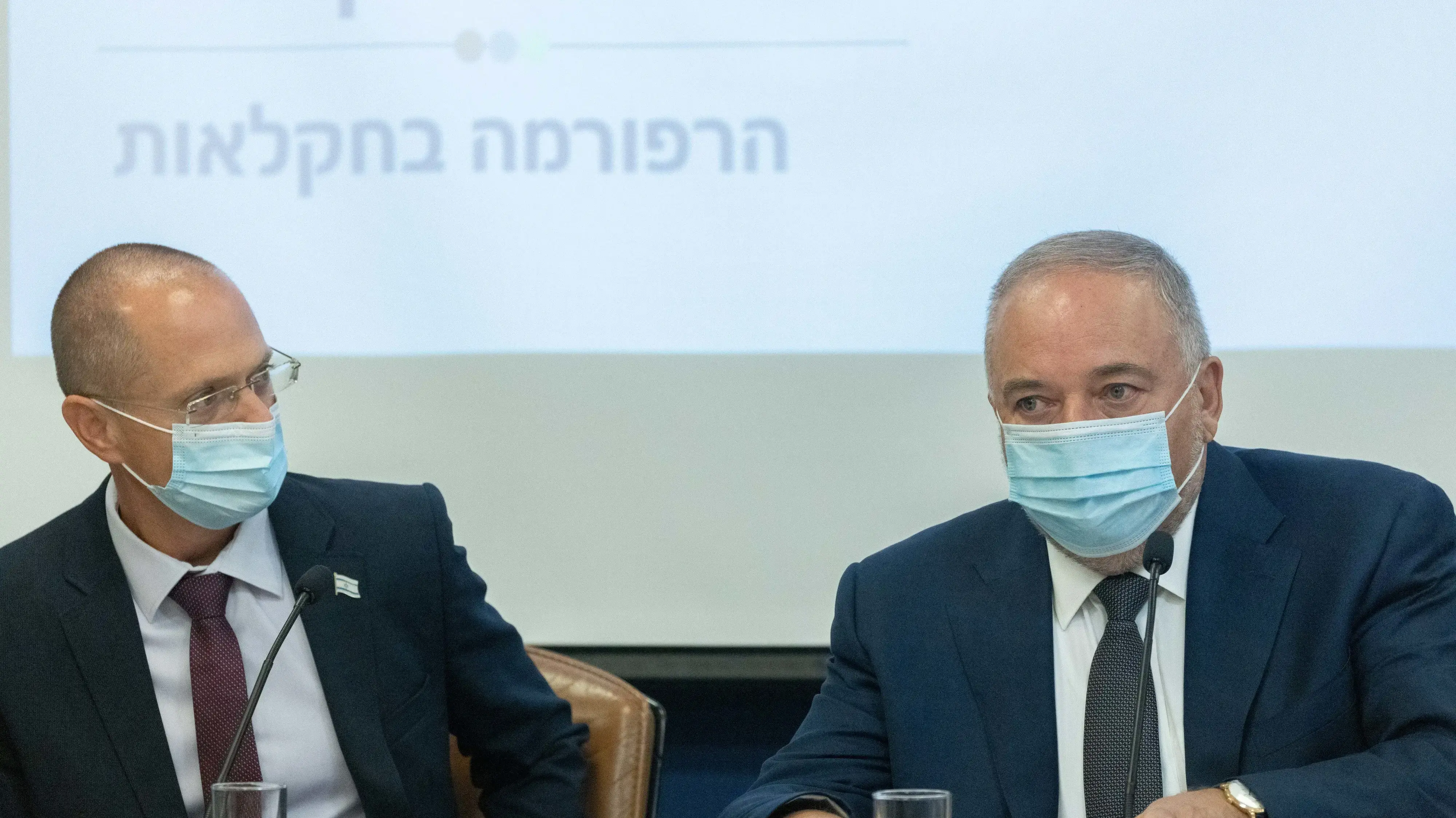 שר האוצר אביגדור ליברמן ושר והחקלאות עודד פורר בהצגת תכנית שצפויה להפחית את מחירי הפירות והירקות, 21 ביולי 2021 שר האוצר אביגדור ליברמן ושר והחקלאות עודד פורר בהצגת תכנית שצפויה להפחית את מחירי הפירות והירקות, 21 ביולי 2021