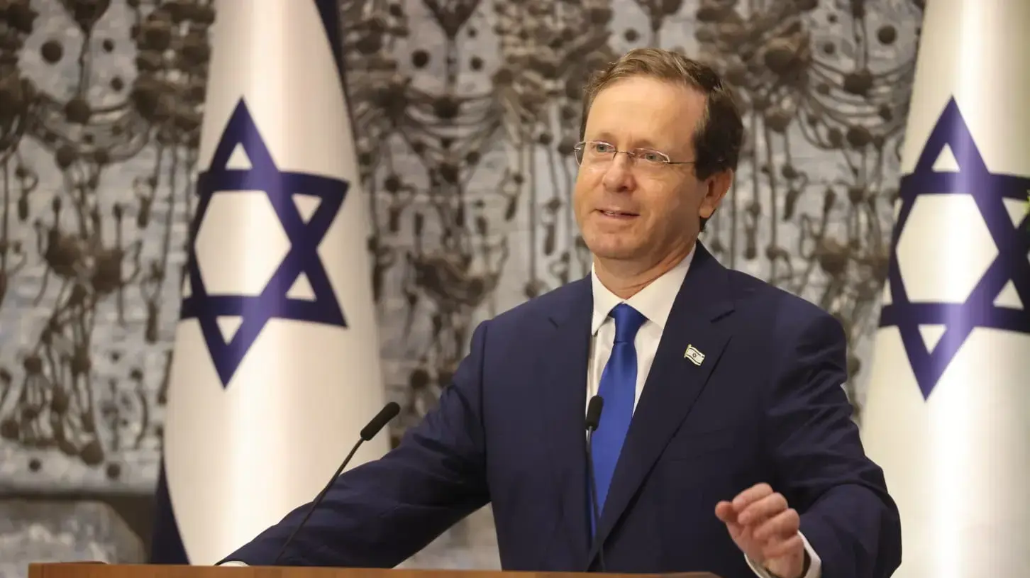 נשיא המדינה, יצחק הרצוג במהלך הצהרה בטקס האזכרה הממלכתי המשותף לנשיאי וראשי ממשלות ישראל שהלכו לעולמם בבית הנשיא 21 יולי 2021