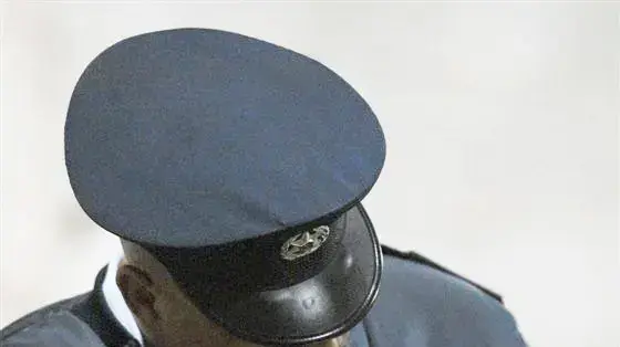 שוטר מסתכל בתוכניית המשחק בין מכבי נתניה למכבי הרצליה שוטר מסתכל בתוכניית המשחק בין מכבי נתניה למכבי הרצליה