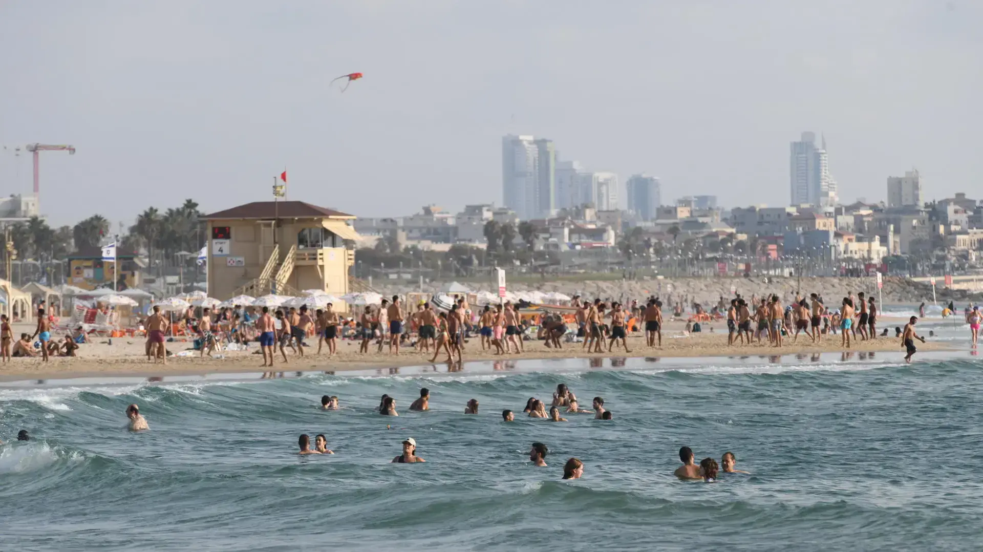 רוחצים בחוף הים של תל אביב 19 ביולי 2021 רוחצים בחוף הים של תל אביב 19 ביולי 2021