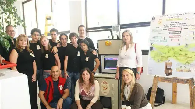 כיתוב: תלמידי חטיבת הביניים אורט אפק מקרית ביאליק עם מכשיר לגירוש ציפורים שהמציאו כיתוב: תלמידי חטיבת הביניים אורט אפק מקרית ביאליק עם מכשיר לגירוש ציפורים שהמציאו