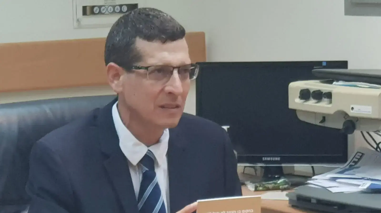 נתי ביאליסטוק-כהן עם ספר שיריו נתי ביאליסטוק-כהן עם ספר שיריו