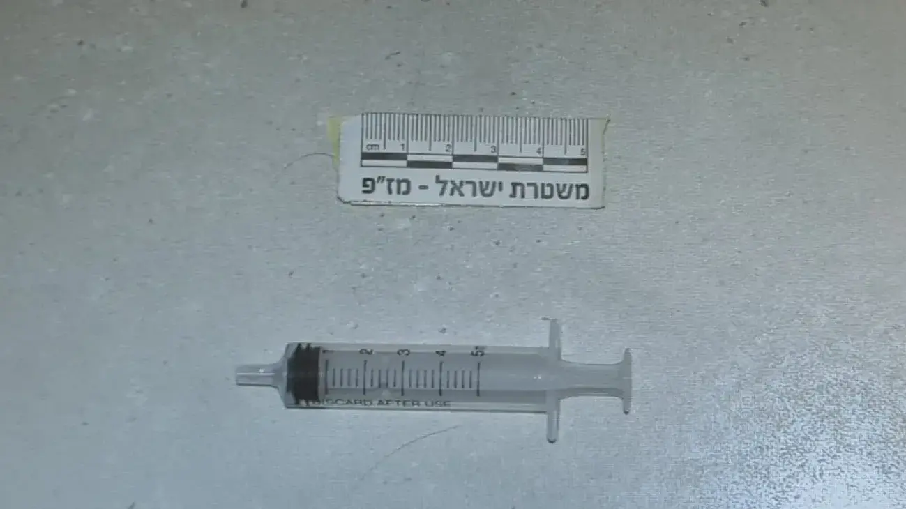 מזרק עם חומר הרדמה שעמו, על פי החשד, רופא מרדים ניסה לרצוח גבר. 25 ביולי 2021 מזרק עם חומר הרדמה שעמו, על פי החשד, רופא מרדים ניסה לרצוח גבר. 25 ביולי 2021