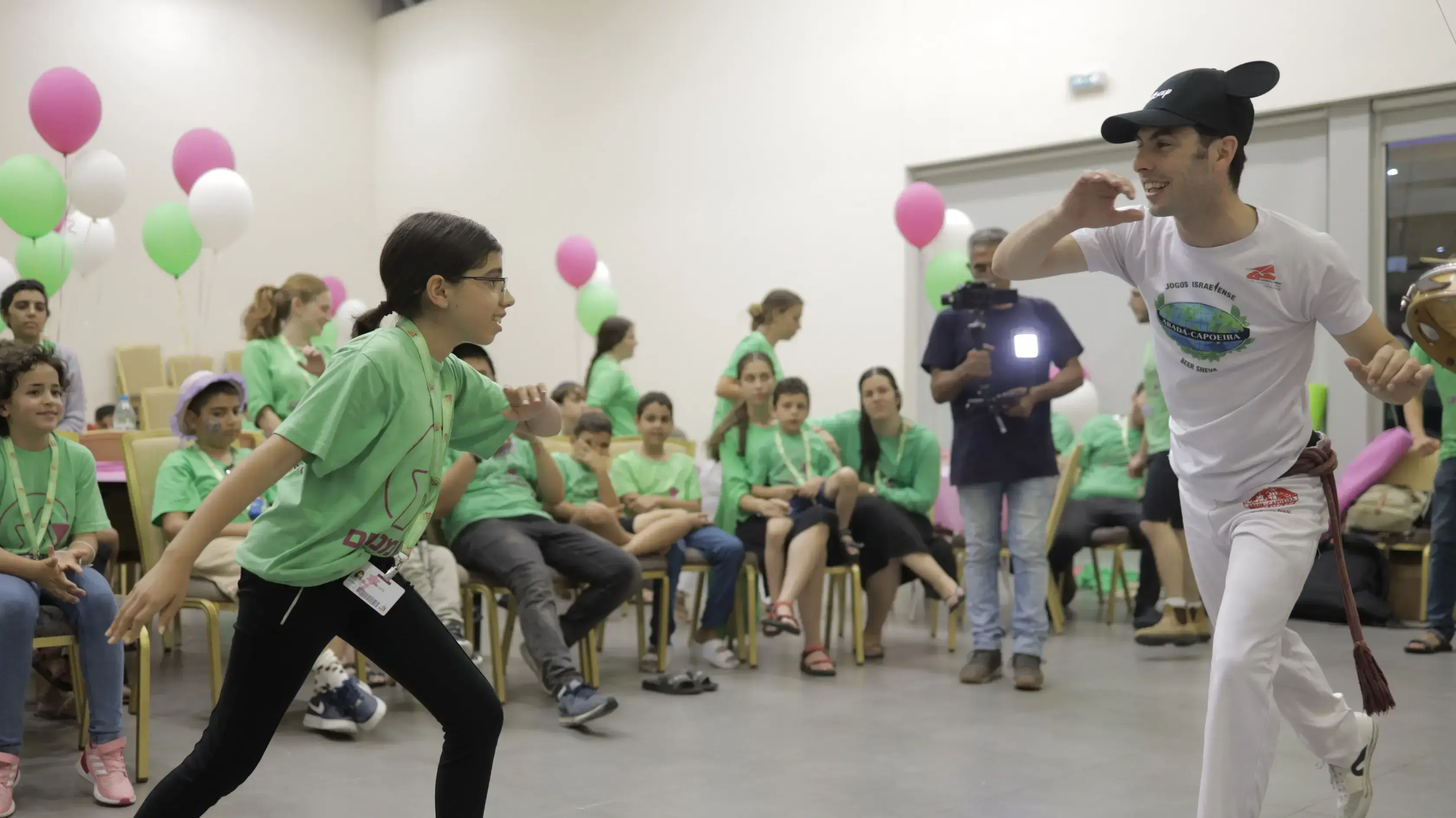 השבוע הזה נותן לילדים אנרגיות אחרות. ליהי המקסימה בחוג קפוארה עם המדריך מיקי השבוע הזה נותן לילדים אנרגיות אחרות. ליהי המקסימה בחוג קפוארה עם המדריך מיקי