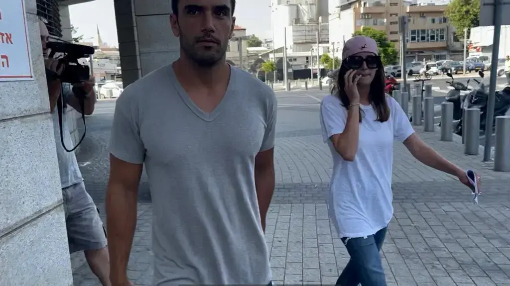 גל גברעם ביציאה מתחנת המשטרה בה הגישה תלונה נגד שי אביטל, עם בן זוג תום חיימוב, 29 ביולי 2021 גל גברעם ביציאה מתחנת המשטרה בה הגישה תלונה נגד שי אביטל, עם בן זוג תום חיימוב, 29 ביולי 2021