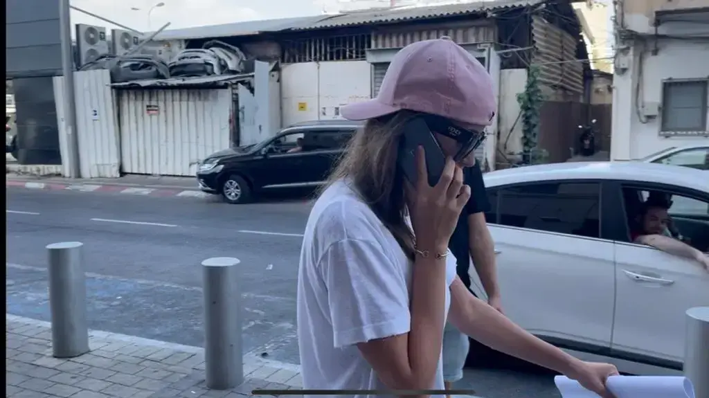 גל גברעם ביציאה מתחנת המשטרה בה הגישה תלונה נגד שי אביטל, 29 ביולי 2021 גל גברעם ביציאה מתחנת המשטרה בה הגישה תלונה נגד שי אביטל, 29 ביולי 2021