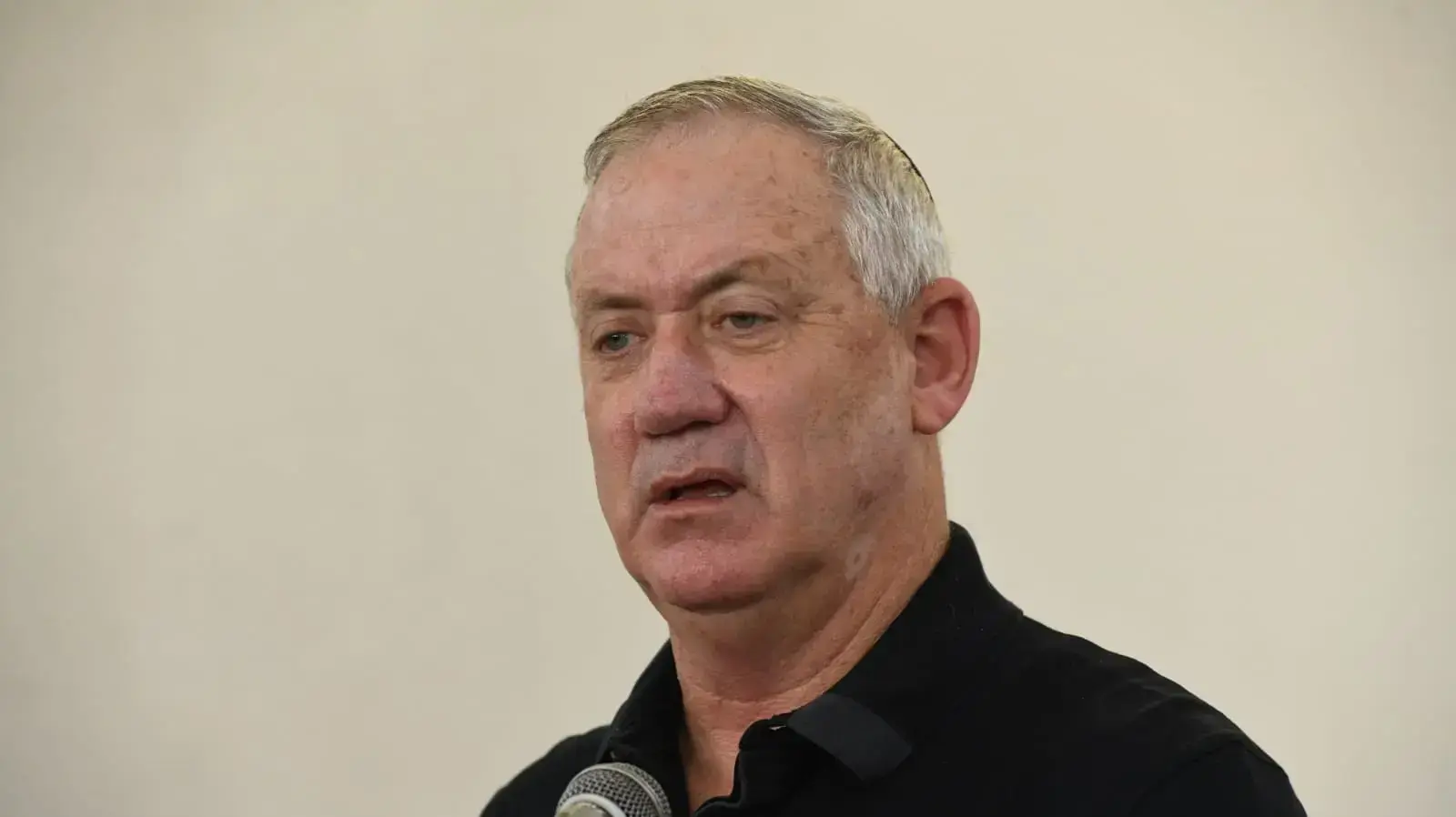 בני גנץ בהלוויתו של רוני דניאל, בית העלמין קריית שאול בני גנץ בהלוויתו של רוני דניאל, בית העלמין קריית שאול