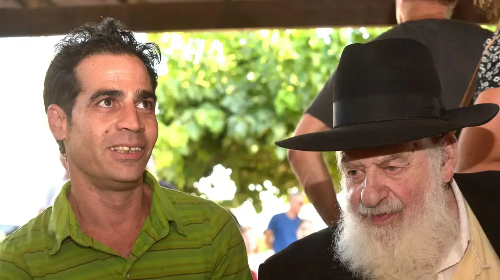 אורי זוהר ואביב גפן בהלוויית צבי שיסל אורי זוהר ואביב גפן בהלוויית צבי שיסל