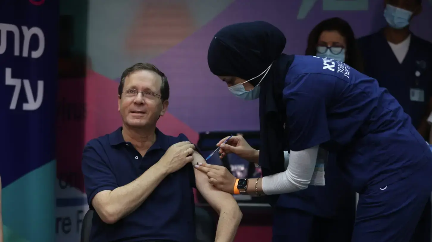 נשיא המדינה יצחק הרצוג מתחסן במנה השלישית לקורונה בשיבא בתל השומר, 30 יולי 2021 נשיא המדינה יצחק הרצוג מתחסן במנה השלישית לקורונה בשיבא בתל השומר, 30 יולי 2021
