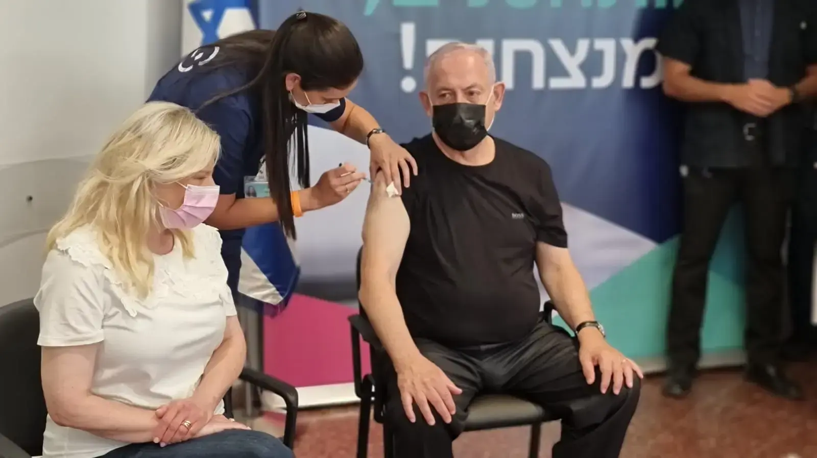 יו"ר האופוזיציה בנימין נתניהו מתחסן נגד קורונה במנה שלישית, בית החולים שיבא בתל השומר, 30 ביולי 2021 יו"ר האופוזיציה בנימין נתניהו מתחסן נגד קורונה במנה שלישית, בית החולים שיבא בתל השומר, 30 ביולי 2021