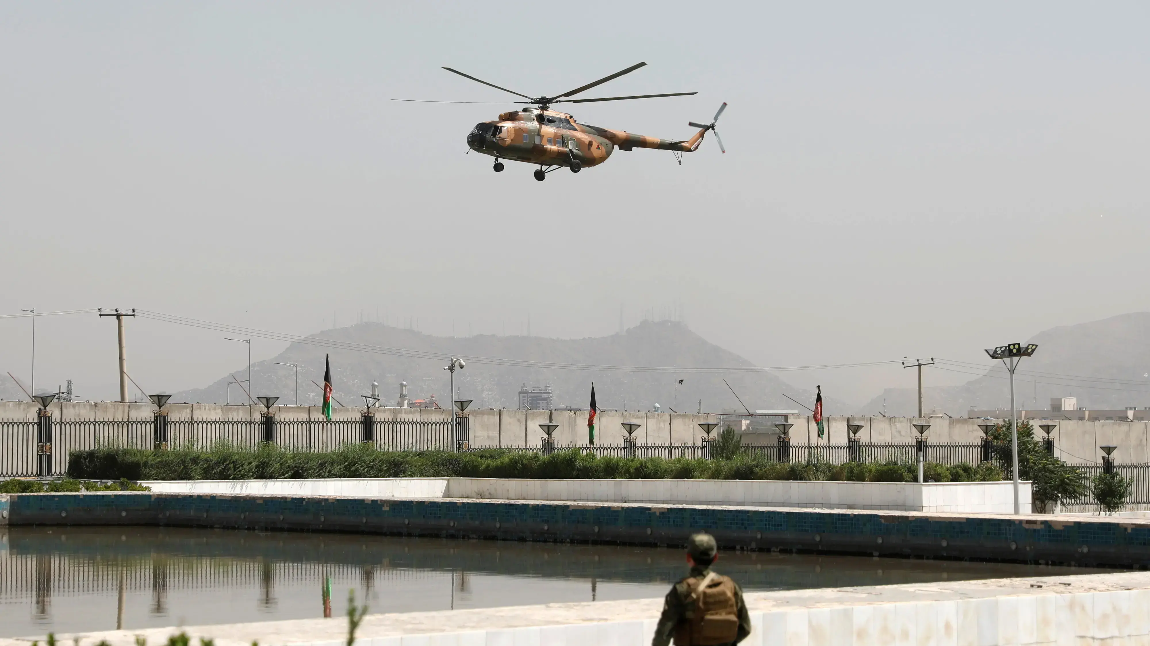 A military helicopter carrying Afghan President Ashraf Ghani prepares to land near the parliament in Kabul, Afghanistan August 2, 2021. REUTERS/Stringer
A military helicopter carrying Afghan President Ashraf Ghani prepares to land near the parliament in Kabul, Afghanistan August 2, 2021. REUTERS/Stringer