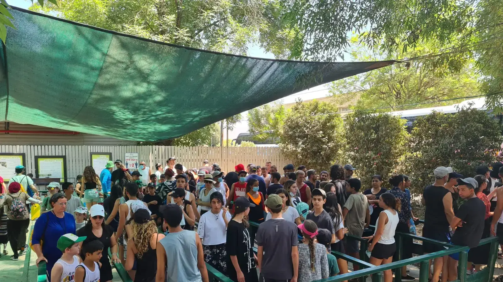 נופשים בכפר בלום לאחר הירי לצפון, 4 באוגוסט 2021 נופשים בכפר בלום לאחר הירי לצפון, 4 באוגוסט 2021