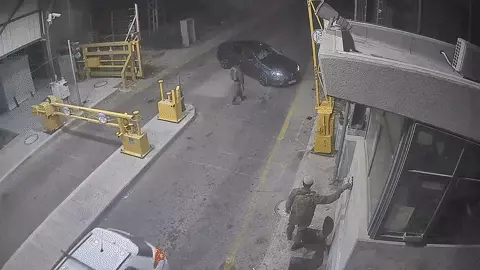 צילום מסך מתוך סרטון פריצת מחסום באיו"ש 05 אוגוסט 2021 צילום מסך מתוך סרטון פריצת מחסום באיו"ש 05 אוגוסט 2021