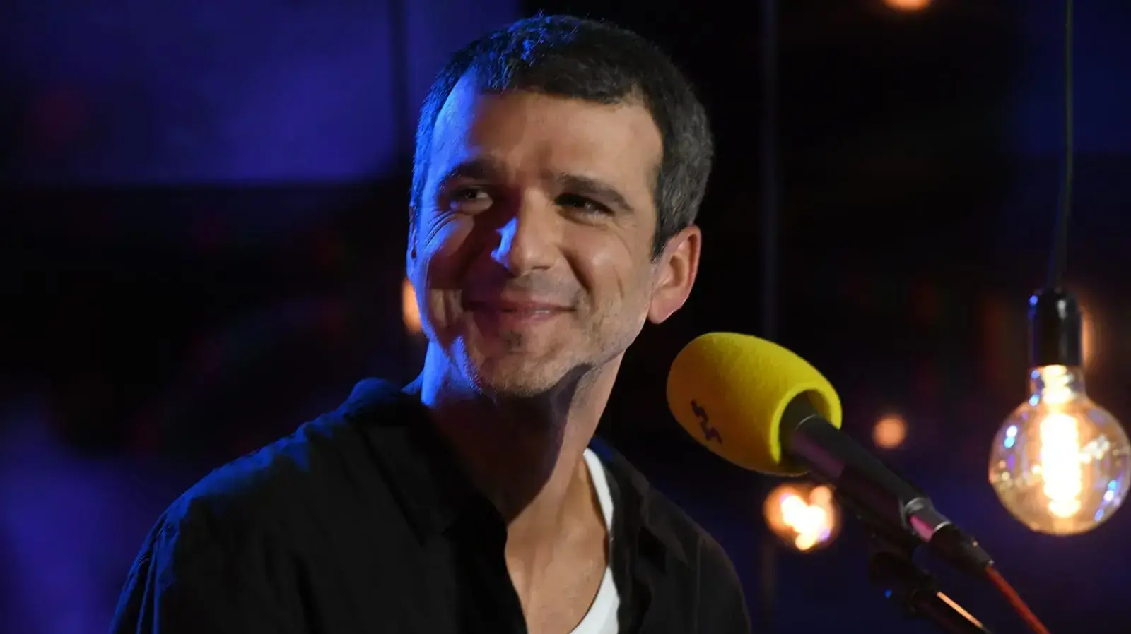 מרגש באולפן. עידן חביב מרגש באולפן. עידן חביב