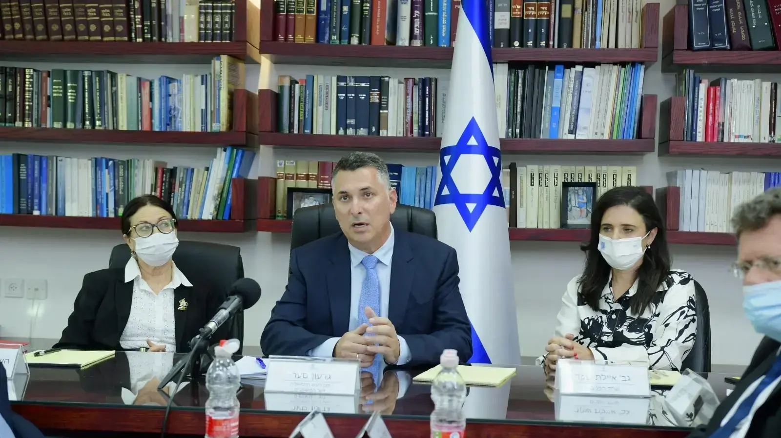 סגן רה״מ ושר המשפטים גדעון סער בפתח ישיבתה הראשונה של הועדה לבחירת שופטים, 9 באוגוסט 2021 סגן רה״מ ושר המשפטים גדעון סער בפתח ישיבתה הראשונה של הועדה לבחירת שופטים, 9 באוגוסט 2021