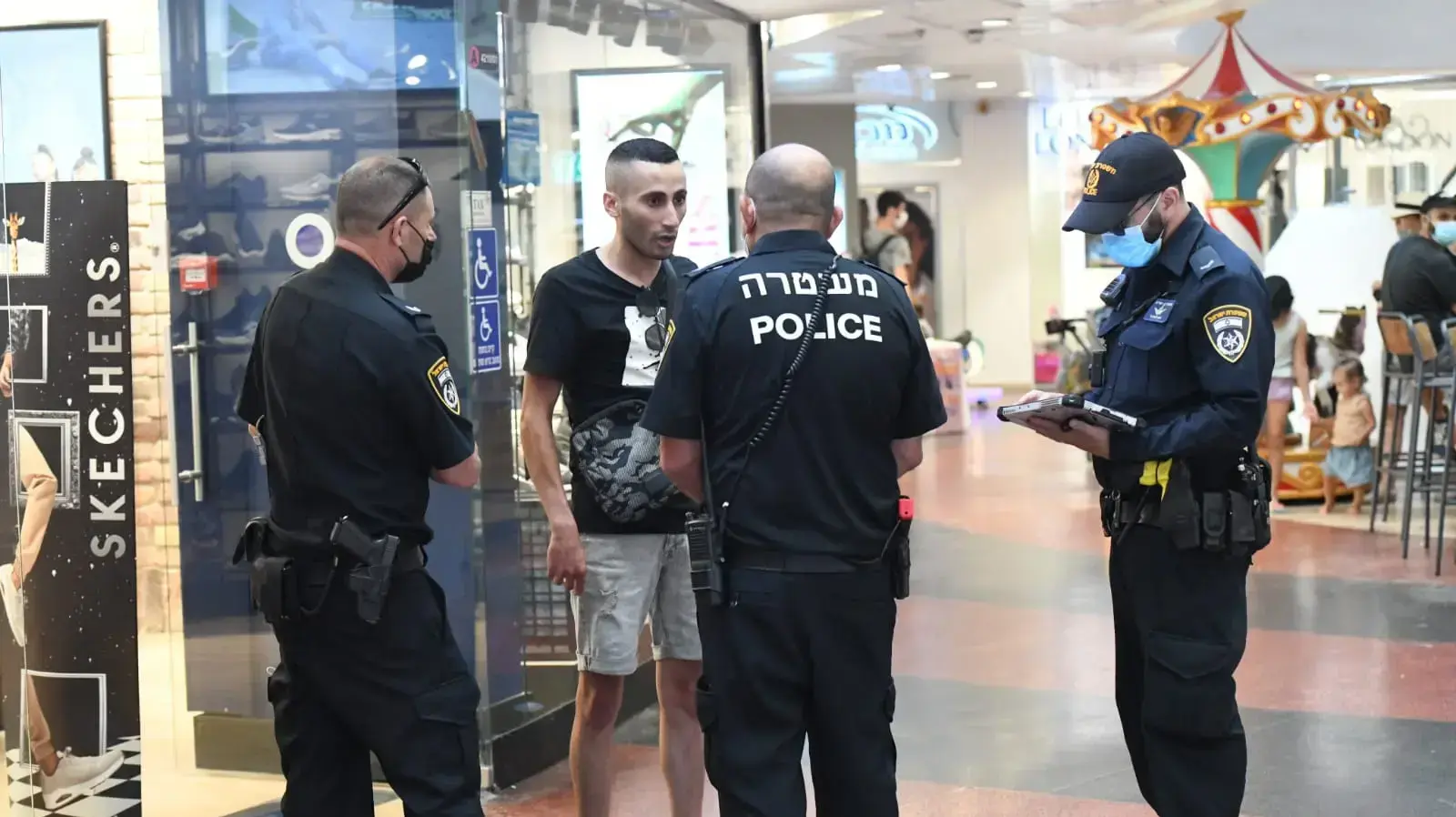 מבצע אכיפה של משטרת ישראל על עטיית מסכה בדיזינגוף סנטר 10 באוגוסט 2021 מבצע אכיפה של משטרת ישראל על עטיית מסכה בדיזינגוף סנטר 10 באוגוסט 2021
