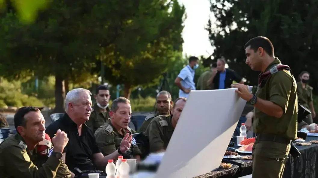 שר הביטחון, בני גנץ, בפיקוד הצפון, יחד עם סגן הרמטכ"ל אלוף הרצי הלוי, מפקד פיקוד הצפון אלוף אמיר ברעם, מפקד אוגדה 91 תא"ל שלומי בינדר
10 באוגוסט 2021 שר הביטחון, בני גנץ, בפיקוד הצפון, יחד עם סגן הרמטכ"ל אלוף הרצי הלוי, מפקד פיקוד הצפון אלוף אמיר ברעם, מפקד אוגדה 91 תא"ל שלומי בינדר
10 באוגוסט 2021