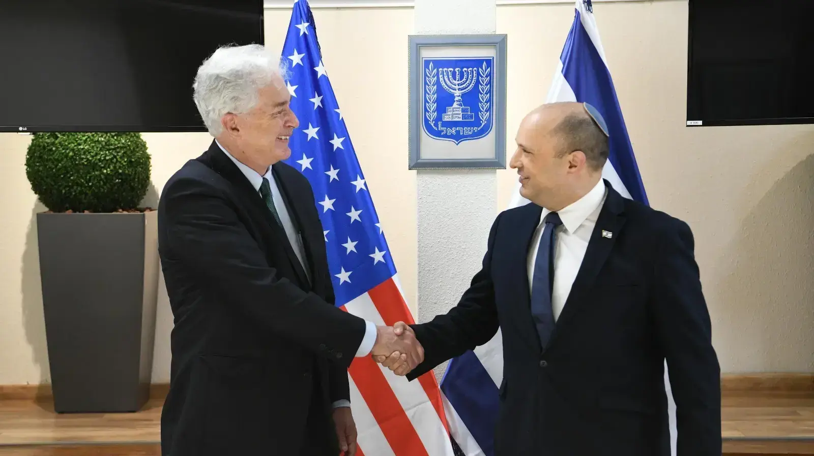 ראש הממשלה, נפתלי בנט, נפגש עם ראש ה-CIA, ויליאם ברנס, 11 באוגוסט 2021 ראש הממשלה, נפתלי בנט, נפגש עם ראש ה-CIA, ויליאם ברנס, 11 באוגוסט 2021