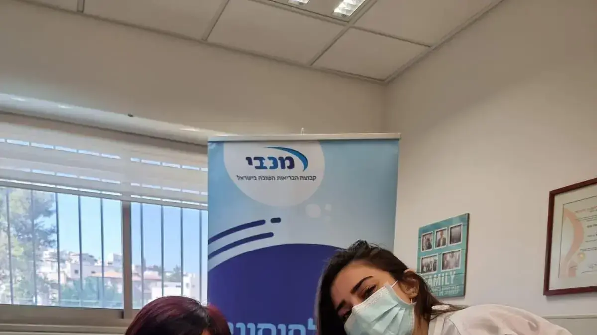 אולגה מבאריקי תושבת שפרעם מתחסנת לקורונה בקופת חולים מכבי, 13 באוגוסט 2021 אולגה מבאריקי תושבת שפרעם מתחסנת לקורונה בקופת חולים מכבי, 13 באוגוסט 2021