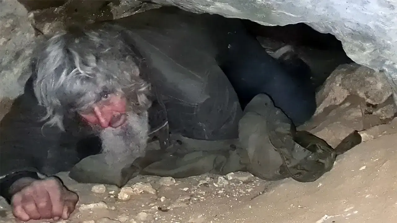 חי במערה בסרביה חי במערה בסרביה