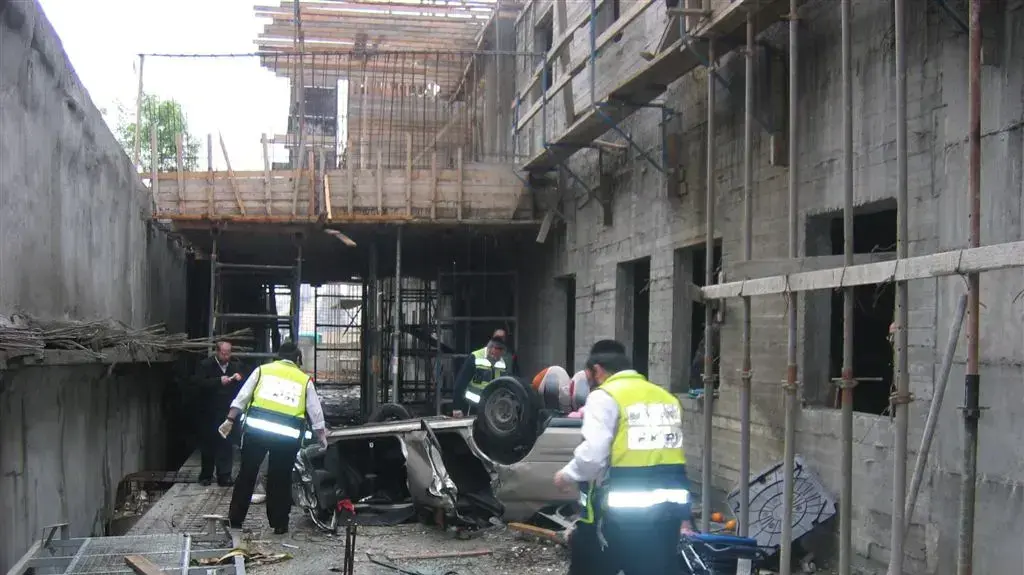 נהג שסטה מהכביש לתוך אתר בניה במודיעין (איציק פרלמן) נהג שסטה מהכביש לתוך אתר בניה במודיעין (איציק פרלמן)