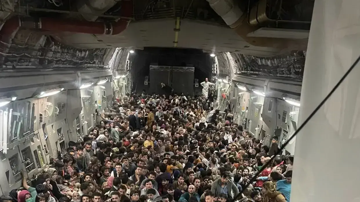 מאות אנשים מצטופפים במטוס תובלה של צבא ארה"ב בנמל התעופה בקאבול, אפגניסטן, 15 באוגוסט 2021 מאות אנשים מצטופפים במטוס תובלה של צבא ארה"ב בנמל התעופה בקאבול, אפגניסטן, 15 באוגוסט 2021
