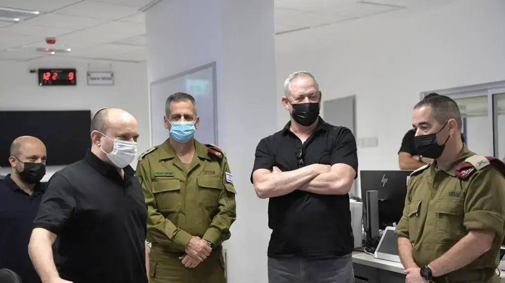 ראש הממשלה נפתלי בנט בהערכת מצב באוגדת עזה, בהשתתפות שר הביטחון בני גנץ, הרמטכ"ל אביב כוכבי, ראש המטה לביטחון לאומי (מל"ל), ד"ר איל חולתא, מפקד פיקוד דרום, אלוף אליעזר טולדנו, מפקד אוגדת עזה, תא"ל נמרוד אלוני, 17 באוגוסט 2021 ראש הממשלה נפתלי בנט בהערכת מצב באוגדת עזה, בהשתתפות שר הביטחון בני גנץ, הרמטכ"ל אביב כוכבי, ראש המטה לביטחון לאומי (מל"ל), ד"ר איל חולתא, מפקד פיקוד דרום, אלוף אליעזר טולדנו, מפקד אוגדת עזה, תא"ל נמרוד אלוני, 17 באוגוסט 2021