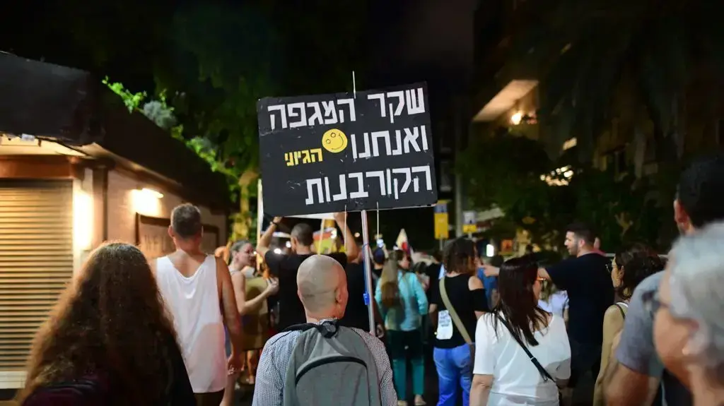 הפגנת מתנגדי חיסונים. רחבת הבימה, תל אביב 18 באוגוסט 2021
הפגנת מתנגדי חיסונים. רחבת הבימה, תל אביב 18 באוגוסט 2021