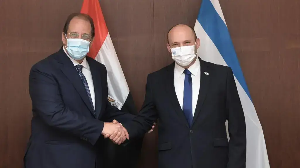 ראש הממשלה נפתלי בנט ושר המודיעין של מצרים עבאס כאמל בפגישה בירושלים, 18 באוגוסט 2021 ראש הממשלה נפתלי בנט ושר המודיעין של מצרים עבאס כאמל בפגישה בירושלים, 18 באוגוסט 2021
