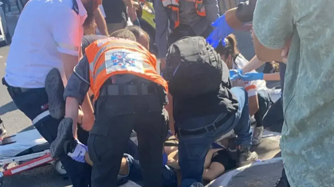 צוות מד"א מטפל בצעיר בן 20 שנורה סמוך לקניון הזהב בראשון לציון, 18 באוגוסט 2021 צוות מד"א מטפל בצעיר בן 20 שנורה סמוך לקניון הזהב בראשון לציון, 18 באוגוסט 2021