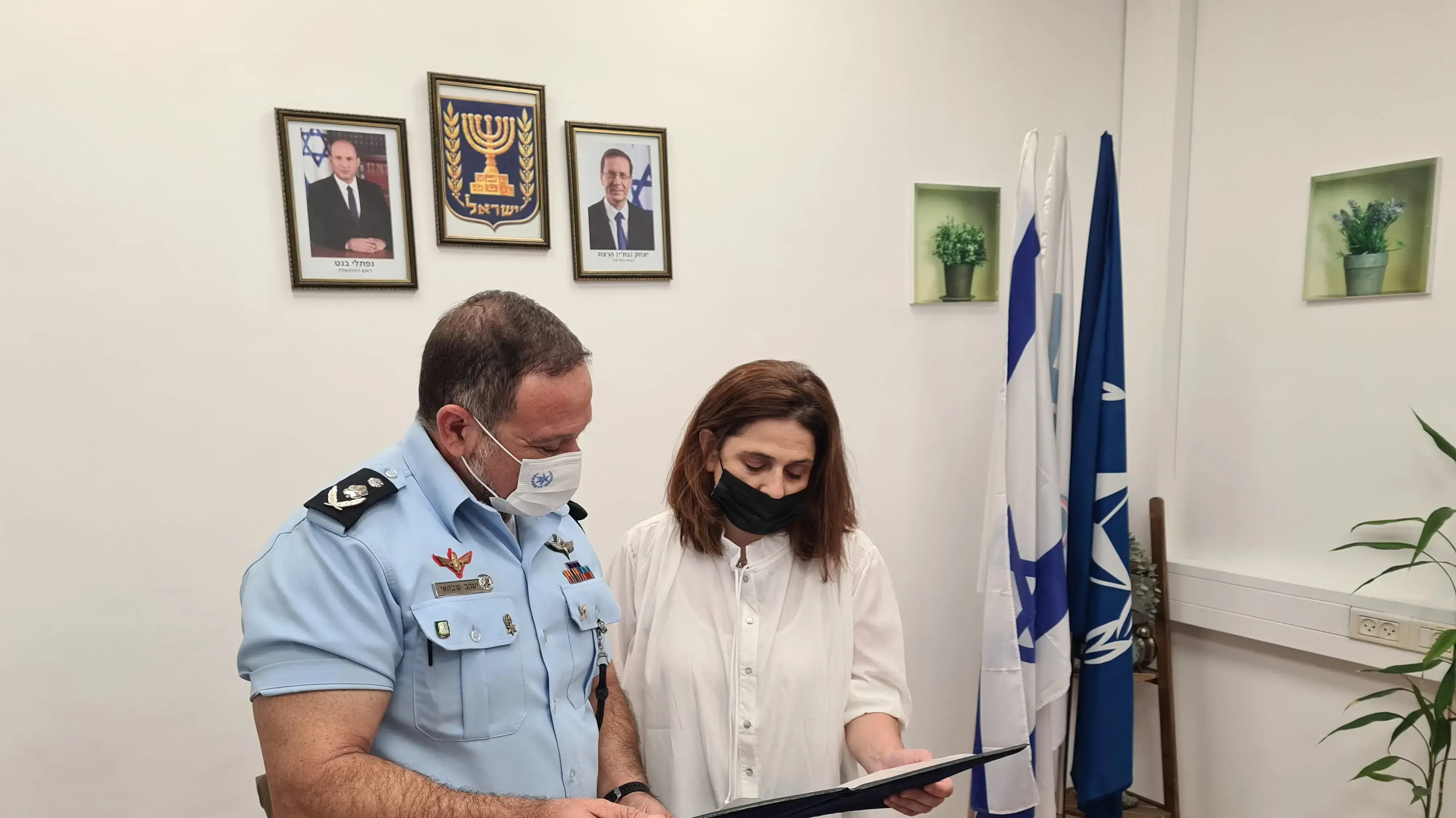 מפכ"ל המשטרה קובי שבתאי השביע אמונים למשטרת ישראל את גאולה מלכא, אמה של לוחמת מג"ב הדס מלכא, 19 באוגוסט 2021 מפכ"ל המשטרה קובי שבתאי השביע אמונים למשטרת ישראל את גאולה מלכא, אמה של לוחמת מג"ב הדס מלכא, 19 באוגוסט 2021