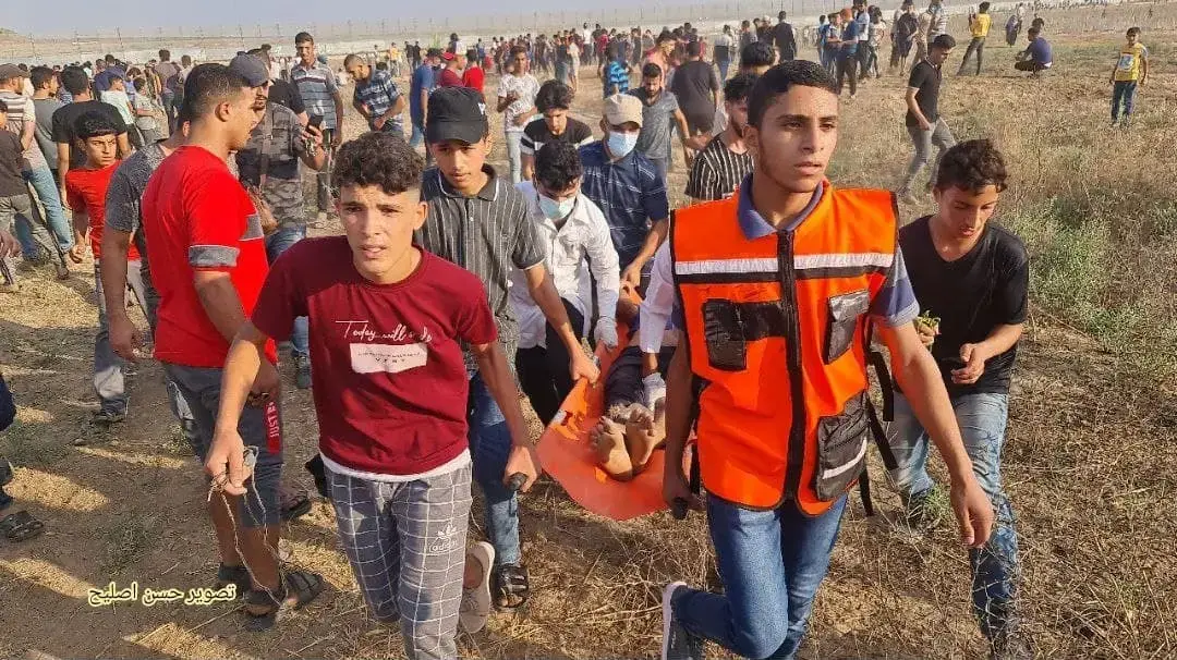 הפלסטינים מפנים פצועים אחרי עימותים עם גוח צה"ל ליד גדר הגבול הפלסטינים מפנים פצועים אחרי עימותים עם גוח צה"ל ליד גדר הגבול