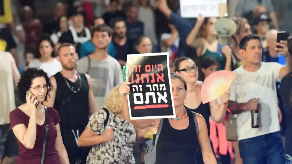 הפגנת מתנגדי חיסונים בכיכר הבימה בתל אביב 21 באוגוסט 2021 הפגנת מתנגדי חיסונים בכיכר הבימה בתל אביב 21 באוגוסט 2021