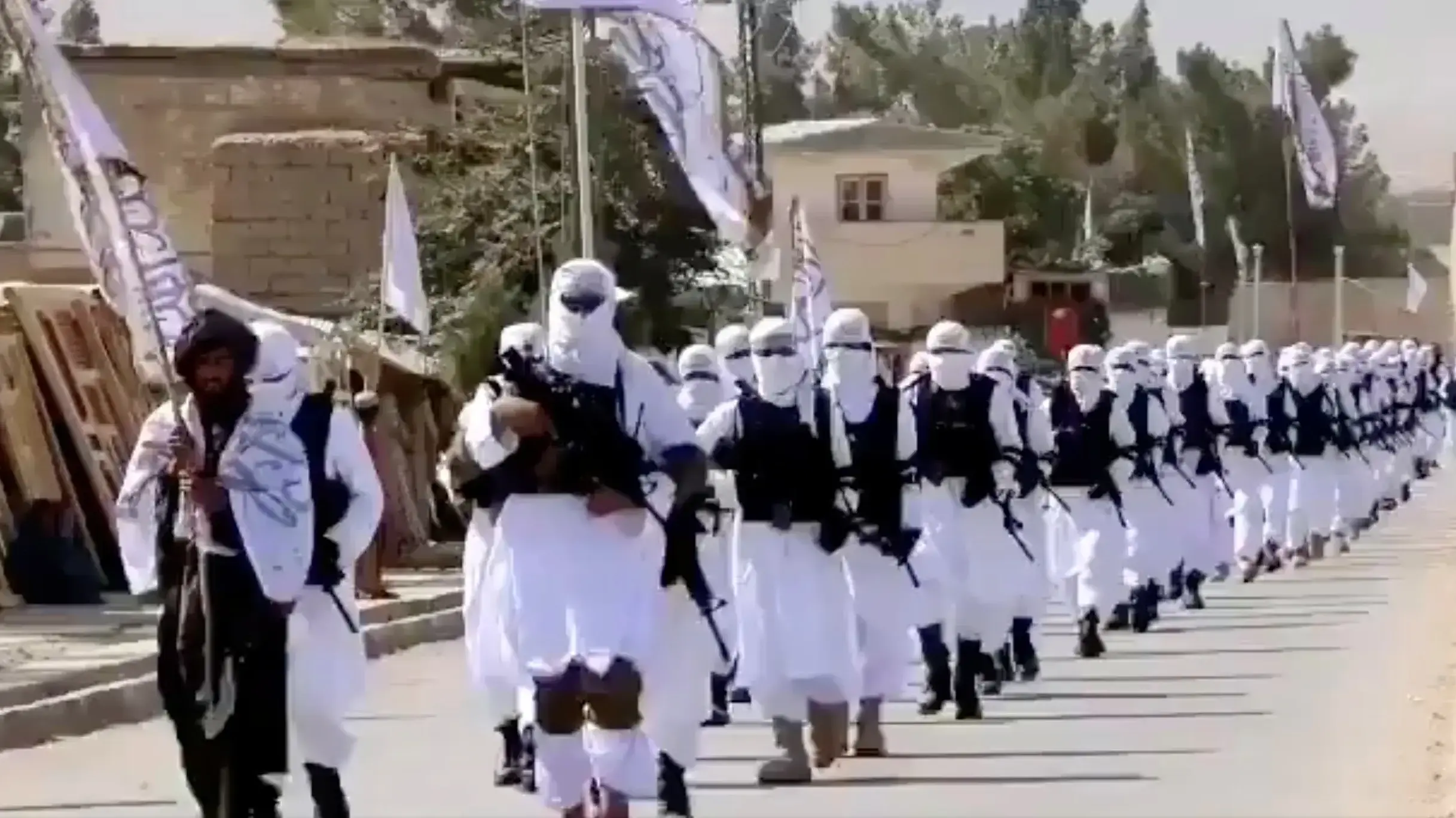 לוחמי טליבאן צועדים בעיר קלאת, אפגניסטן, 20 באוגוסט 2021