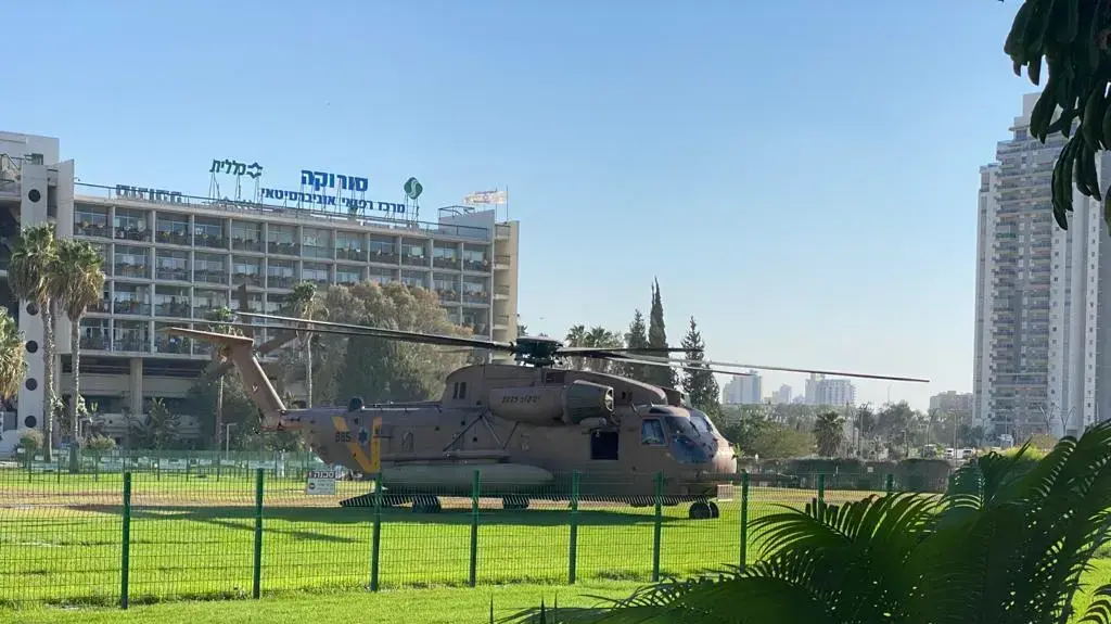 המסוק שפינה פצועים מתאונת דרכים במצפה רמון לכיוון כלא רמון לבית חולים סורוקה, 22 באוגוסט 2021 המסוק שפינה פצועים מתאונת דרכים במצפה רמון לכיוון כלא רמון לבית חולים סורוקה, 22 באוגוסט 2021