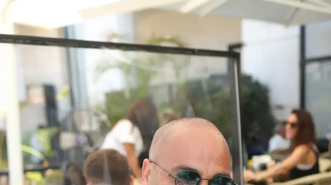 מאיר כהן, הבעלים של ׳הפיראט האדום׳ באור יהודה מאיר כהן, הבעלים של ׳הפיראט האדום׳ באור יהודה