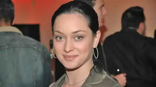 אנה ארונוב חזק בעגילי דמאר אנה ארונוב חזק בעגילי דמאר