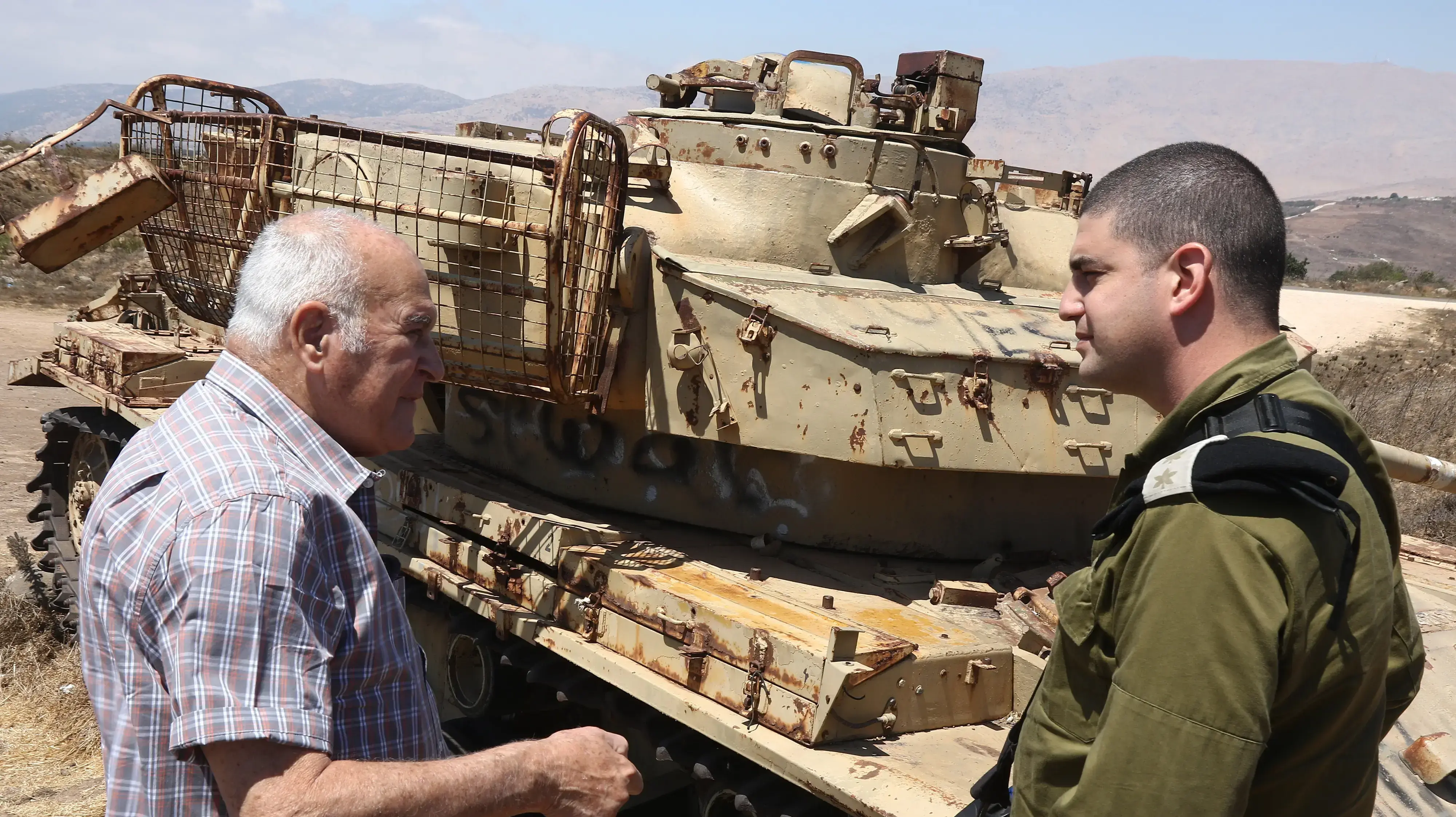 סא"ל עופר טכורש, מג"ד 74 ותא"ל (במיל') יאיר נפשי, מג"ד 74 במלחמת יום כיפור ליד הטנק בו נלחם, רמת הגולן, 23 באוגוסט 2021 סא"ל עופר טכורש, מג"ד 74 ותא"ל (במיל') יאיר נפשי, מג"ד 74 במלחמת יום כיפור ליד הטנק בו נלחם, רמת הגולן, 23 באוגוסט 2021