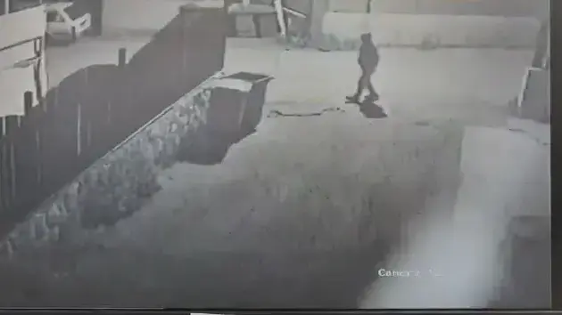תיעוד: שופך חומר דליק, מצית מכונית ובורח כשהאש אוחזת בנעליו תיעוד: שופך חומר דליק, מצית מכונית ובורח כשהאש אוחזת בנעליו