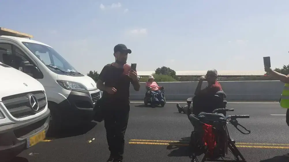 מחאמת הנכים חוסמים את כביש 4 29 באוגוסט 20201 מחאמת הנכים חוסמים את כביש 4 29 באוגוסט 20201