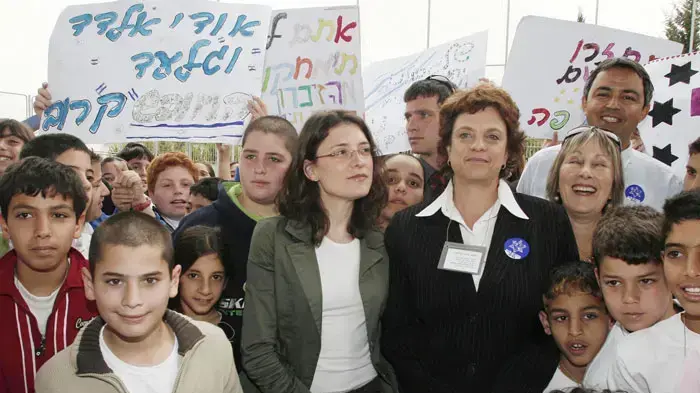 שרת החינוך יולי תמיר וקרנית גולדווסר בעצרת הזדהות עם השבויים והנעדרים בבית הספר "אבן חן" בשוהם שרת החינוך יולי תמיר וקרנית גולדווסר בעצרת הזדהות עם השבויים והנעדרים בבית הספר "אבן חן" בשוהם