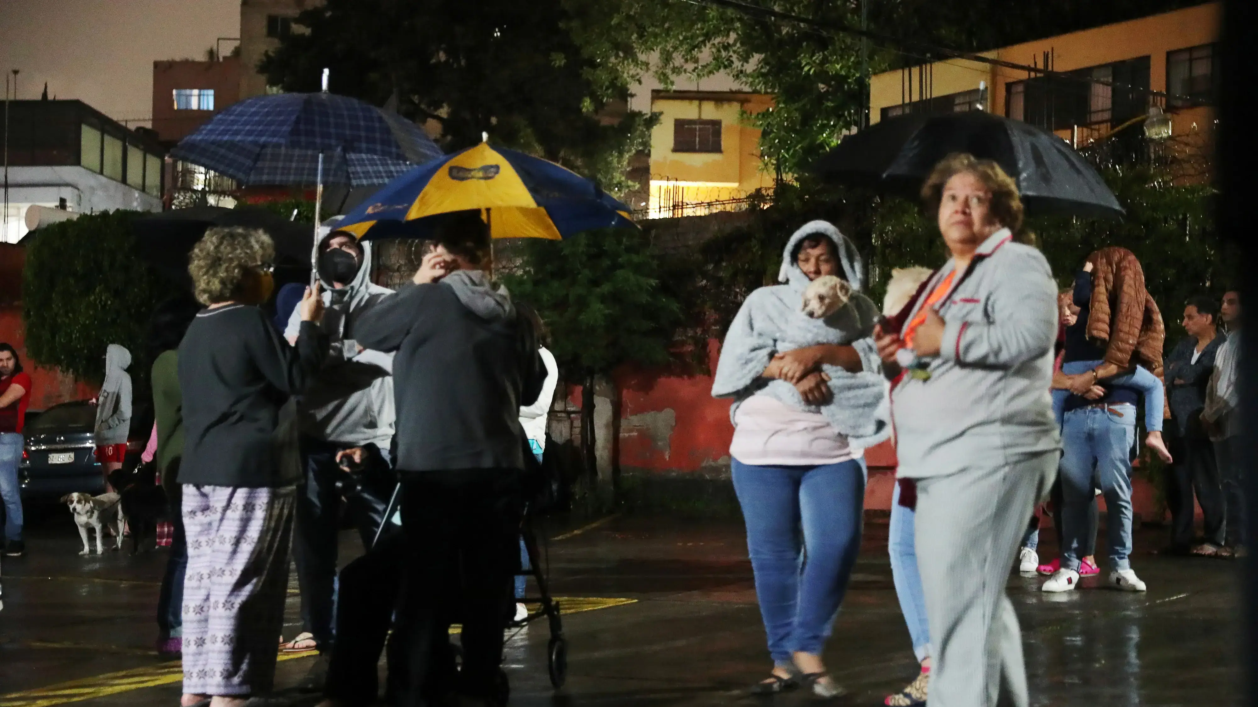 אנשים עומדים ברחוב לאחר שרעידת אדמה בעוצמה 7.4 הכתה במקסיקו, 8 בספטמבר 2021 אנשים עומדים ברחוב לאחר שרעידת אדמה בעוצמה 7.4 הכתה במקסיקו, 8 בספטמבר 2021