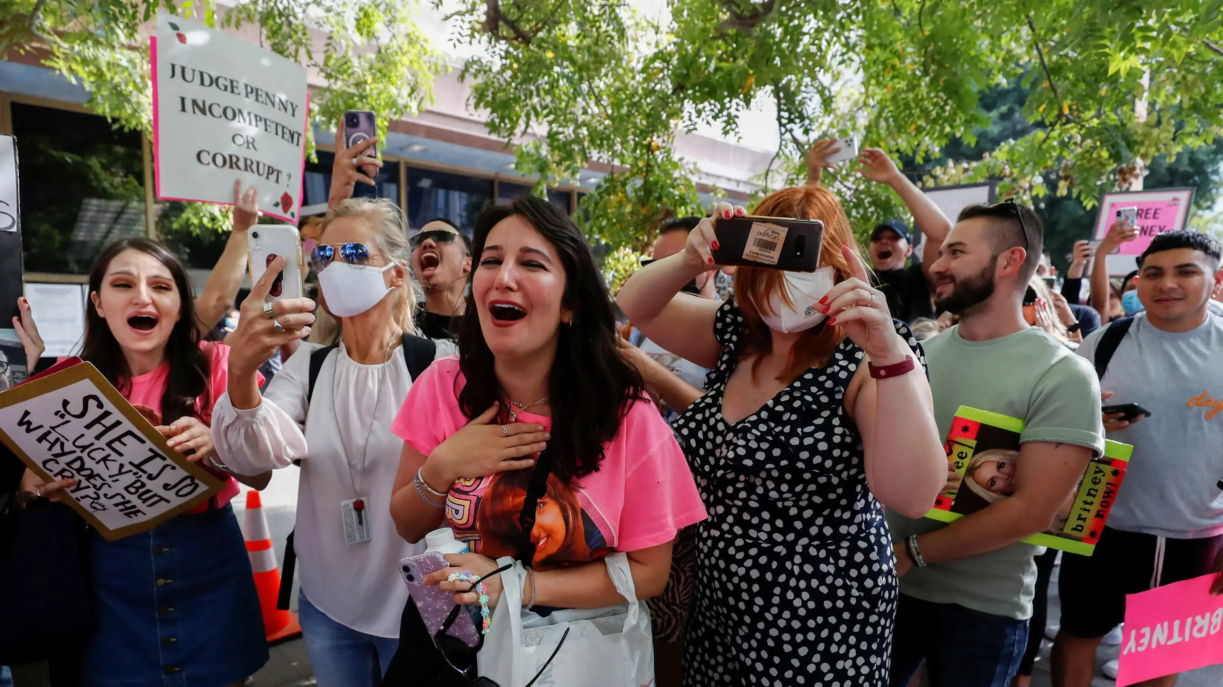 תומכיה של הזמרת בריטני ספירס חוגגים לאחר החלטת בית המשפט בלוס אנג'לס להשעות את אביה מתפקידו כאפוטרופוס של בתו. 29 בספטמבר 2021 תומכיה של הזמרת בריטני ספירס חוגגים לאחר החלטת בית המשפט בלוס אנג'לס להשעות את אביה מתפקידו כאפוטרופוס של בתו. 29 בספטמבר 2021