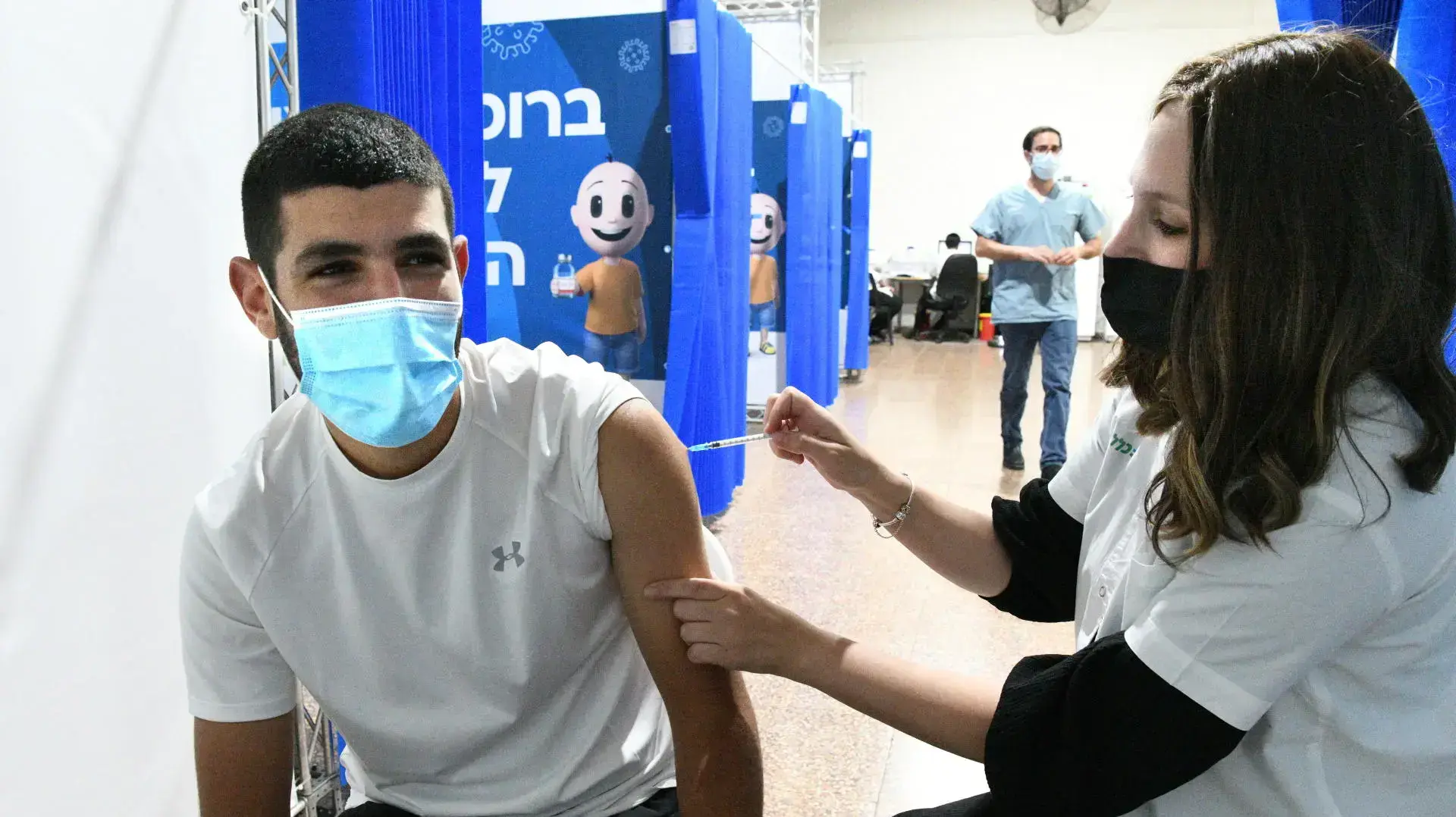 חיסון לקורונה של מודרנה למחלימים
במתחם חיסונים של הכללית, בית הצנחן רמת גן, 30 בספטמבר 2021 חיסון לקורונה של מודרנה למחלימים
במתחם חיסונים של הכללית, בית הצנחן רמת גן, 30 בספטמבר 2021